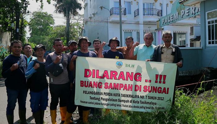 Gercep Bersihkan Sungai Cibadodon, Kolaborasi PSDA dan DLH Cegah Banjir Akibat Sampah Pasar Cikurubuk