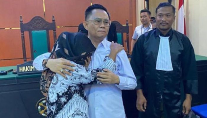 Tangis Haru Guru Honorer, Supriyani Bebas dari Dakwaan Penganiayaan