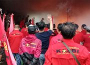 Protes UMSK Tak Diakomodir, Buruh Tasikmalaya Gelar Aksi Bakar Ban di Bale Kota