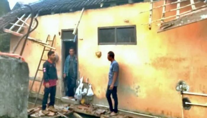 Singaparna Diguncang Angin Kencang, Warga Berduka Akibat Rumah Ambruk