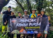 Mendaki Kawah Purba, PT Wings Padukan Liburan dan Cinta Alam