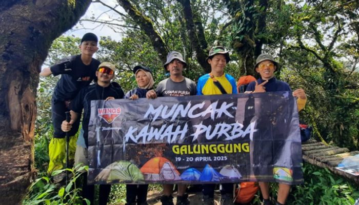 Mendaki Kawah Purba, PT Wings Padukan Liburan dan Cinta Alam