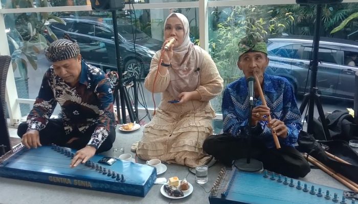 Hotel Santika Lestarikan Budaya, Staycation Bernuansa Sunda dan Sarapan Diiringi Alunan Kacapi