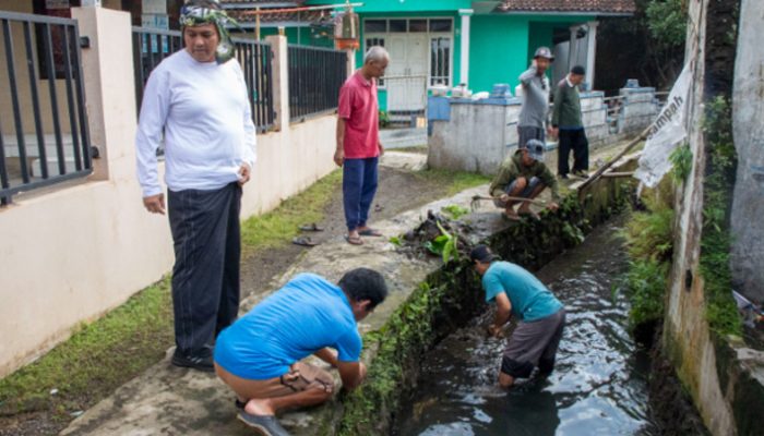 Wakil Wali Kota Tasikmalaya Ajak Warga Tugu Jaya Jaga Lingkungan Lewat Aksi Bersih-Bersih