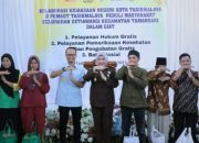 Kejari dan Wali Kota Tasikmalaya Berkolaborasi, Bagi Sembako Sebagai Bukti Negara Hadir