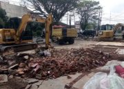 Satpol PP Jabar Bongkar Bangunan Liar di Atas Sungai Cimulu, Tiga Dibongkar Paksa
