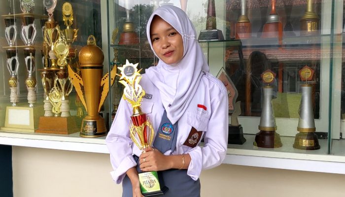 Banggakan Sekolah, Aurora Raih Juara 1 Fashion Show Kreasi Batik 2025