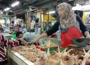 Jelang Tahun Baru, Harga Daging Ayam di Pasar Cikurubuk Tasikmalaya Turun