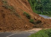 Longsor Tutup Akses Tiga Desa di Tasikmalaya, Warga dan KSB Lakukan Pembersihan