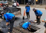 Musim Hujan, PUTR Bersihkan Drainase di Jalan SL Tobing Tasikmalaya