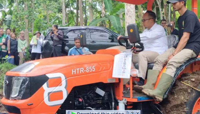 Pemkot Tasikmalaya Salurkan Traktor dan Rotavator untuk Kelompok Tani