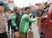 Jelang Buka, Polres Tasikmalaya Turun ke Jalan Bareng Driver Gojek Bagikan Takjil