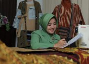 Almira Try Suhandy, Merajut Wastra Nusantara ke Panggung Mode Modern