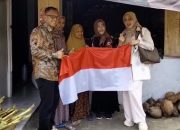 Bendera Merah Putih Dibagikan Door to Door, DPPKBP3A Kota Tasikmalaya Ajak Warga Hidupkan Nasionalisme