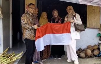 Bendera Merah Putih Dibagikan Door to Door, DPPKBP3A Kota Tasikmalaya Ajak Warga Hidupkan Nasionalisme