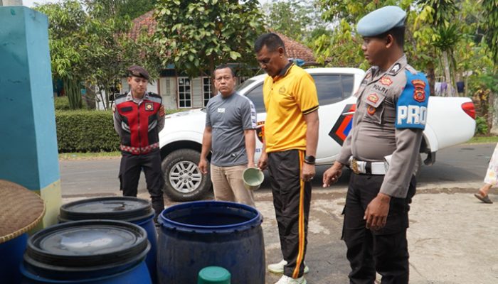 Kemarau Panjang, Polres Tasikmalaya Salurkan 5.000 Liter Air Bersih untuk Warga Mangunreja