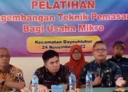 Panen Raya, Ketua DPRD Cilacap Borong Hasil Panen Cabe Merah