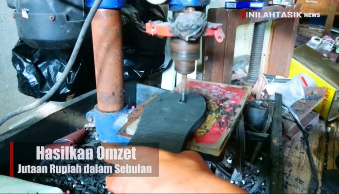 Mendulang Rupiah dari Produksi Sandal Karakter